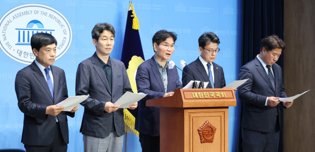 더불어민주당 의원과 당선인들이 12일 오전 서울 여의도 국회 소통관에서 문재인 전 대통령 주변 수사와 관련해 기자회견을 하고 있다. 왼쪽부터 이성윤 당선인, 윤건영 의원, 이용선 의원, 진성준 의원, 이기헌 당선인. 연합뉴스