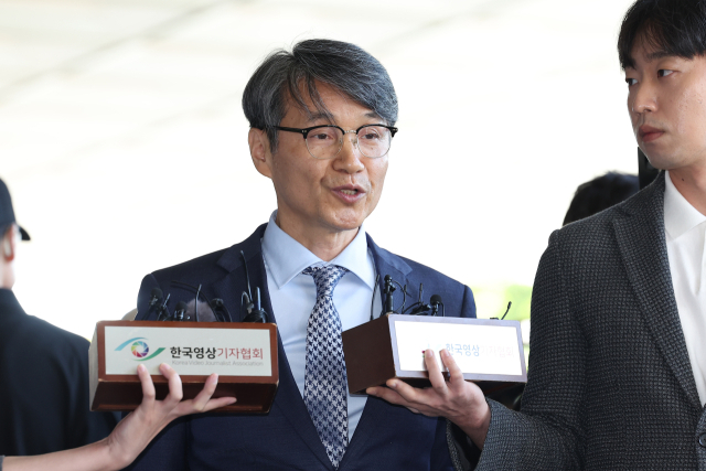 최재영 목사가 13일 오전 소환조사를 위해 서울 서초구 서울중앙지방검찰청에 들어서며 취재진 질문에 답하고 있다 최 목사는 윤석열 대통령 부인 김건희 여사에게 명품 가방 등을 건넨 혐의를 받고 있다. 연합뉴스