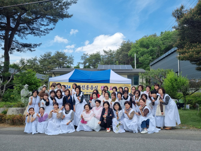 안동여성청년유도회 회원들이 지난 11일 안동제비원전통식품에서 진행된 전통된장 만들기 교육 전 기념 촬영을 하고 있다. 안동시 제공