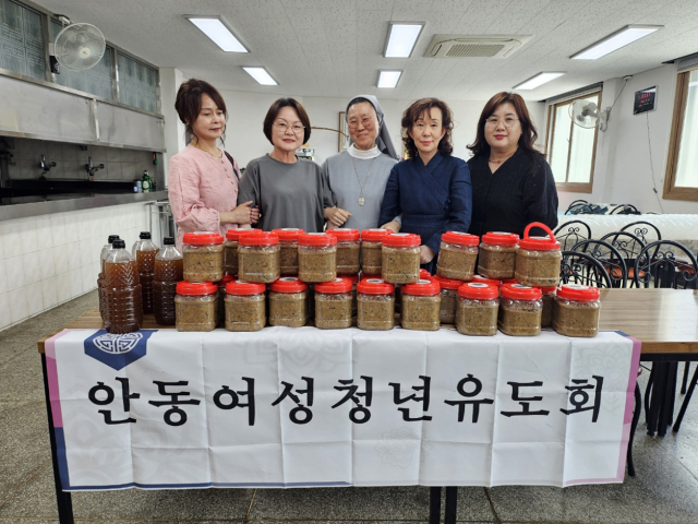 안동여성청년유도회 회원들이 향토전래음식 전승 교육의 일환으로 만든 전통 된장과 간장을 무료급식시설인 안동 요셉의집에 전달하고 기념 촬영을 하고 있다. 안동시 제공