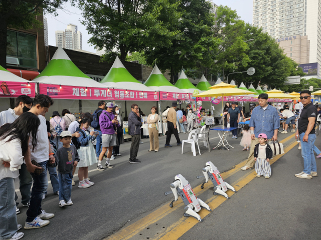 지난 12일 오후 대구파워풀페스티벌 엔조이존. 시민들이 사족보행 로봇 시연을 관람하고 있다. 정우태 기자