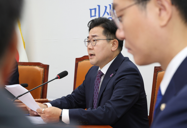 박찬대 더불어민주당 원내대표가 13일 오전 국회에서 열린 최고위원회의에서 발언하고 있다. 연합뉴스