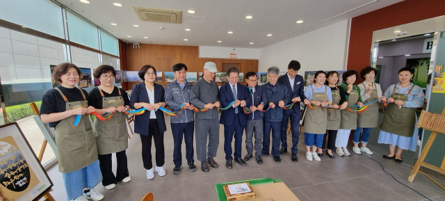 대구 군위군 삼국유사 웅산서각 동호회는 중앙고속도로 군위휴게소(춘천 방향)에서 작품 전시회 열고 있다. 군위군 제공