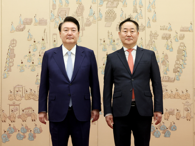 윤석열 대통령이 10일 서울 용산 대통령실 청사에서 열린 민정수석비서관 및 시민사회수석비서관 임명장 수여식에서 전광삼 시민사회수석에게 임명장을 수여한 뒤 기념촬영을 하고 있다. 연합뉴스