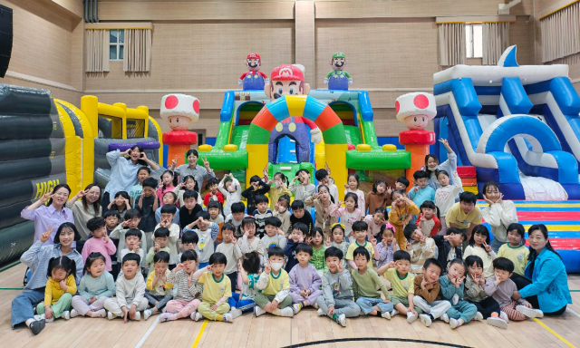 안동강남초등학교 병설유치원이 지난 10일 진행한 에어바운스 체험 행사에서 원생과 교사들이 기념 촬영을 하고 있다. 안동강남초 홈페이지 캡처