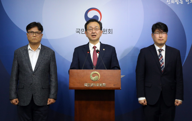 국민권익위원회 정승윤 부위원장 겸 사무처장이 13일 오후 정부세종청사에서 윤석열 대통령이 검사로 재직하던 시절 업무추진비를 한우 식당에서 사적으로 지출했다는 내용의 비위 신고 사건을 