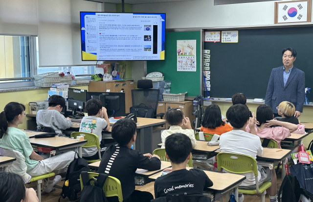 윤봉수 영주경찰서 수사 2팀장(경감)이 가흥초 5학년 학생들을 대상으로 사이버 범죄 예방 교육을 하고 있다. 영주서 제공