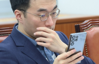 무소속 김남국 의원이 지난해 8월 25일 국회에서 열린 교육위원회 전체회의에 참석해 있다. 연합뉴스