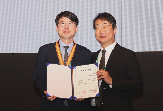 16회 설원학술상을 수상한 원규장 영남대병원 교수(사진 왼쪽). 영남대병원 제공.