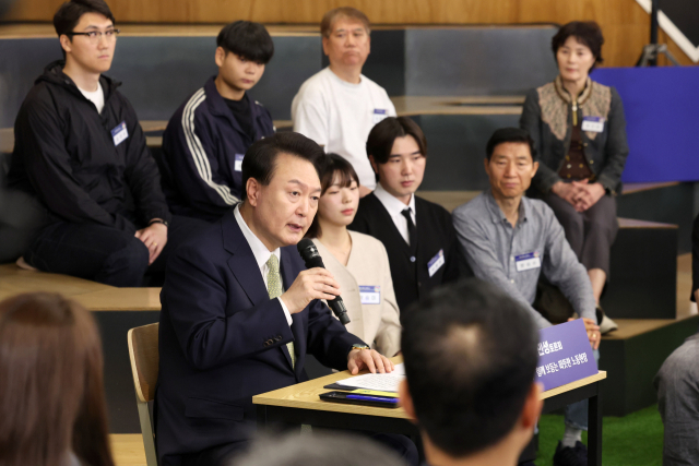 윤석열 대통령이 14일 서울 중구 서울고용복지플러스센터에서 열린 스물다섯번째 