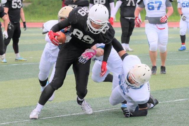 춘계 대구경북 대학 미식축구 선수권 대회에서 경일대 러닝백 배민재(89번)가 한동대 중앙을 돌파하는 모습. 대구경북 미식축구협회 제공
