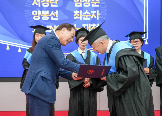 하윤수 부산시교육감(왼쪽)이 14일 오전 부산시교육청 국제회의실에서 열린 