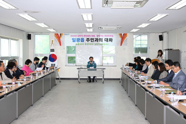 14일 부산 기장군 일광읍 임해행정봉사실에서 정종복 기장군수(가운데)가 