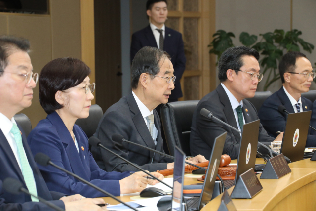 한덕수 국무총리가 14일 오전 정부세종청사에서 열린 국무회의를 주재하고 있다. 연합뉴스