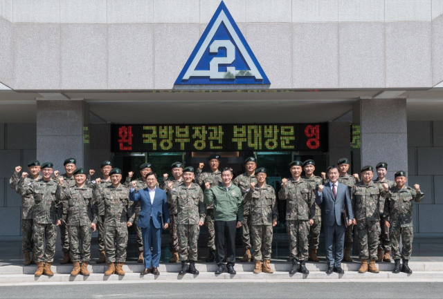 신원식 국방부 장관(앞줄 가운데)이 14일 대구 수성구에 있는 육군 제2작전사령부를 방문해 장병들과 포즈를 취하고 있다. 국방부 제공