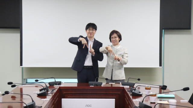 8일 서울 여의도 국회 의원회관 제3간담회실에서 하정우 네이버클라우드 센터장과 AI 포즈를 취하는 이인선 의원. 의원실 제공