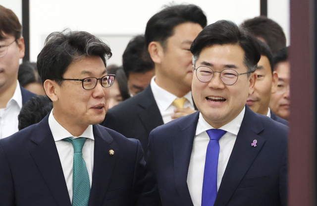 더불어민주당 박찬대 원내대표(오른쪽)가 14일 오전 국회에서 열린 원내대책회의에 참석하며 진성준 정책위의장과 대화하고 있다. 연합뉴스