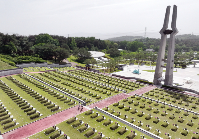 5·18 민주화운동 44주년을 엿새 앞둔 12일 오전 광주 북구 운정동 국립 5·18 민주묘지에서 시민들이 참배하고 있다. 연합뉴스