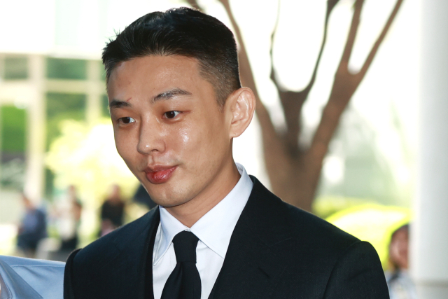 마약 상습 투약 혐의를 받는 배우 유아인(본명 엄홍식)이 14일 오후 서울 서초구 서울중앙지법에서 열린 1심 5회 공판에 출석하고 있다. 연합뉴스