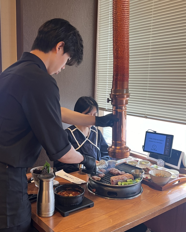 임 기자의 꿀팁. 고기 구워주는 직원 뒤에 숨어서 얼른 먹어요.