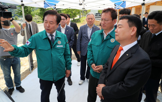 윤석대 한국수자원공사 사장이 14일 도산대교 건설 예정지를 찾아 현황을 둘러보았다. 안동시 제공