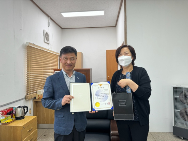 이준원 영양경찰서 수사과장(왼쪽)이 투자 리딩방 사기 범죄를 예방한 공로로 영양농협 일월지점 직원에게 감사장을 전달하고 기념 촬영을 하고 있다. 영양서 제공