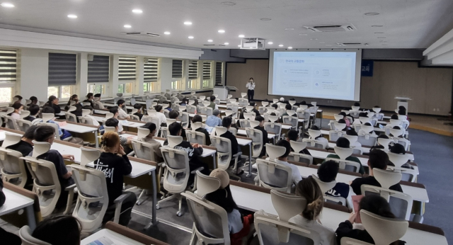 지난 13일 안동경찰서 교통관리계는 가톨릭상지대학교를 방문해 외국인 유학생을 대상으로 교통안전교육을 시행했다. 안동서 제공
