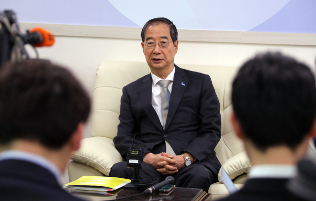 한덕수 국무총리가 14일 정부세종청사 총리실 기자실을 방문, 출입 기자들과 간담회를 갖고 있다. 연합뉴스