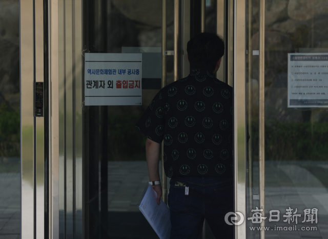 15일 대구 달성군 화원유원지 내 역사문화체험관 입구에 출입금지 안내문이 부착돼 있다. 안성완 기자 asw0727@imaeil.com