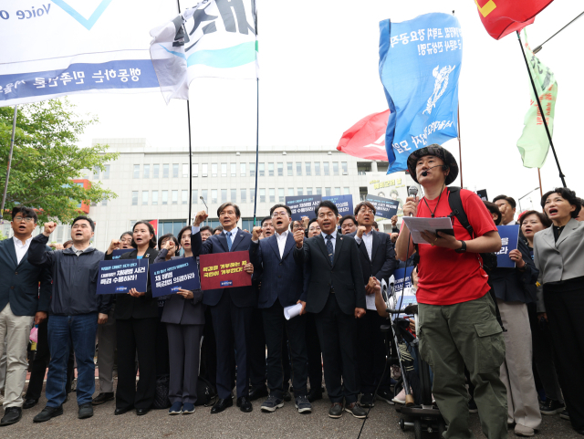 더불어민주당 박찬대 원내대표와 조국혁신당 조국 대표 등이 11일 오후 서울 용산구 대통령실 인근에서 열린 해병대 채 상병 특검 수용 촉구 기자회견에서 구호를 외치고 있다. 연합뉴스