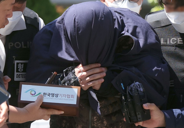 태국 파타야에서 한국인을 살해·유기하고 도주한 혐의를 받은 3인조 중 국내에서 체포된 A씨가 15일 오후 경남 창원시 성산구 창원지법에 구속 전 피의자 심문(영장실질심사)을 받기 위해 출석하고 있다. 연합뉴스