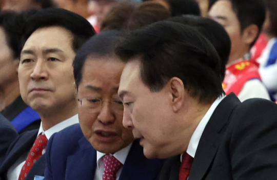 윤석열 대통령(오른쪽), 홍준표 대구시장. 연합뉴스