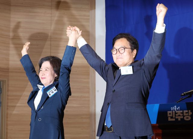 더불어민주당 국회의장 후보 경선에 나선 추미애 후보와 우원식 후보가 16일 오전 국회 의원회관에서 열린 제22대 전반기 국회의장단 후보 선출을 위한 당선자 총회에서 양손을 함께 들어 올리고 있다. 연합뉴스