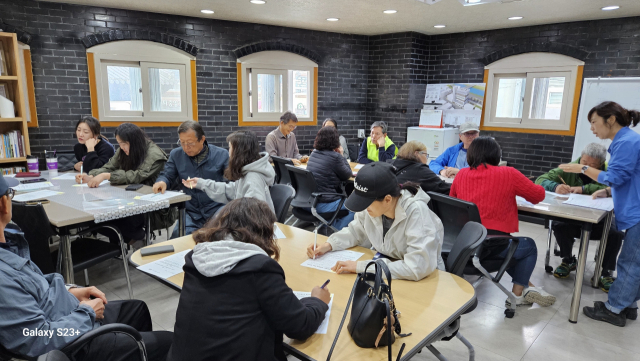목공교육 신청자들이 신청서를 작성하고 있다. 봉화군 제공