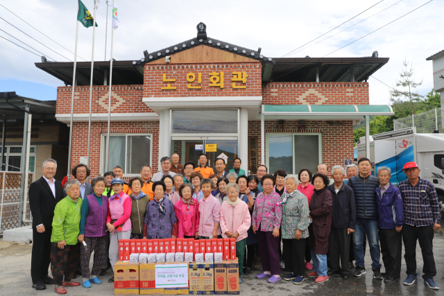 16일 예천 감천면 벌방리 마을회관에서 열린 119마을 안심터 현판식을 마치고 예천소방서 관계자 및 마을주민들이 기념촬영을 했다. 예천소방서 제공