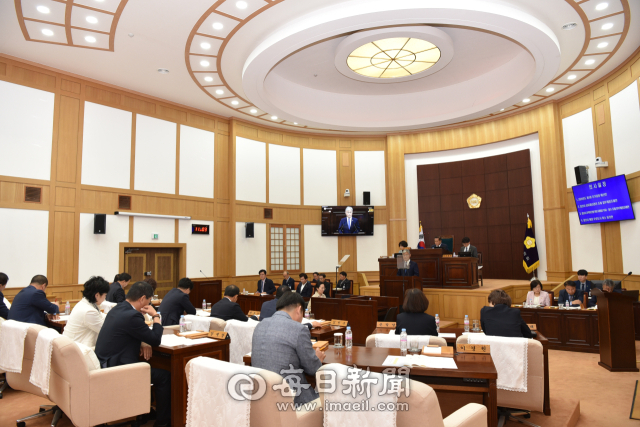 16일 열린 경산시의회 제254회 임시회 제2차 본회의에서 이경원 예산결산특별위원장이 제1회 추경예산안 심사결과를 보고하고 있다. 경산시의회 제공