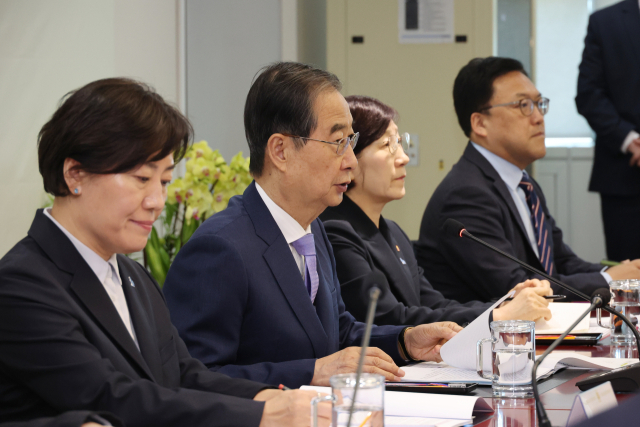 한덕수 국무총리가 16일 인천 중구 인천공항본부세관 특송물류센터에서 열린 제39회 국정현안관계장관회의에서 발언하고 있다. 연합뉴스