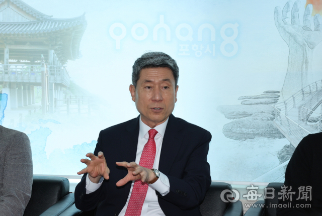 이강덕 포항시장이 16일 열린 기자 간담회에서 코스트코 포항 입점 등 지역 현안에 대한 계획을 밝히고 있다. 포항시 제공
