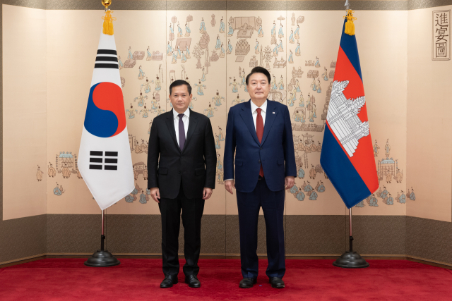 윤석열 대통령이 16일 서울 용산 대통령실 청사에서 열린 한·캄보디아 정상회담에 앞서 훈 마넷 캄보디아 총리와 기념촬영을 하고 있다. 연합뉴스
