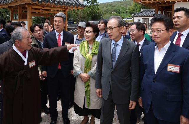 16일 포항시 북구 흥해읍 덕실마을을 방문한 이명박 전 대통령과 김윤옥 여사가 경주이씨 재실인 이상재(履霜齋)를 살펴보고 있다. 김영진 기자 kyjmaeil@imaeil.com