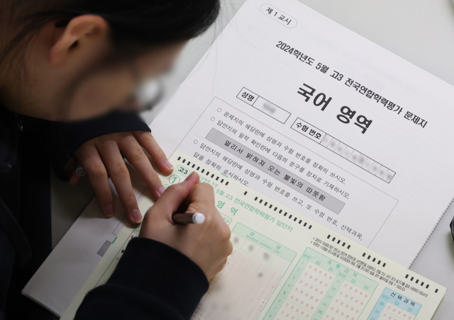 2024학년도 5월 고3 전국연합학력평가가 실시된 8일 오전 경기도 수원시 효원고등학교에서 3학년 학생들이 시험을 준비하고 있다. 연합뉴스