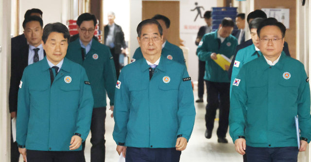 한덕수 국무총리가 16일 서울 종로구 정부서울청사에서 의대정원 관련 대국민담화를 발표하기 위해 이동하고 있다. 왼쪽부터 이주호 사회부총리, 한 총리, 조규홍 보건복지부 장관. 연합뉴스