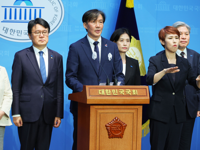 조국혁신당 조국 대표가 17일 오전 국회 소통관에서 기자회견을 열고 국회 개헌특위 설치 및 제7공화국 개헌 제안을 하고 있다. 연합뉴스