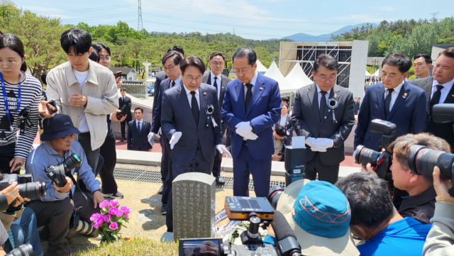 홍준표 대구시장과 강기정 광주시장이 17일 광주 국립5·18민주묘지를 참배했다. 강은경 기자