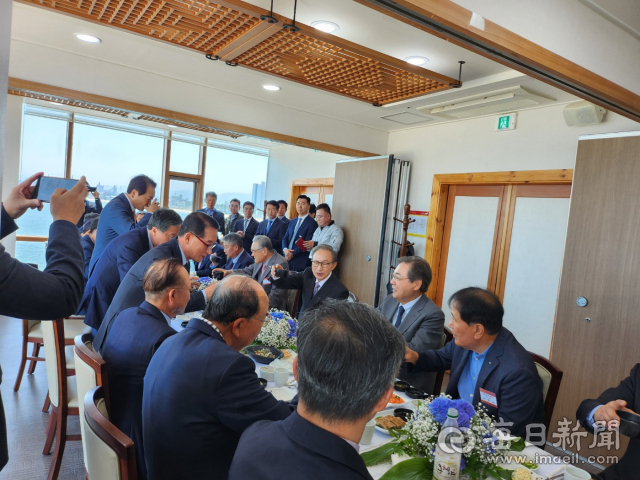 17일 고향 방문 이틀째를 맞은 이명박 전 대통령이 포항지역 경제인들과 만나 오찬을 나누고 있다. 신동우 기자