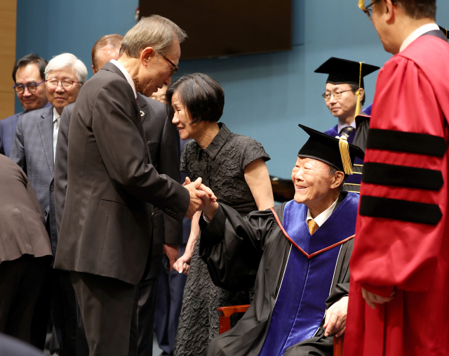 17일 경북 포항시 남구 포항공과대학교 포스코 국제관에서 열린 천신일 세중 회장 포스텍 명예공학박사 학위수여식에서 이명박 전 대통령과 천신일 회장이 악수하고 있다. 연합뉴스