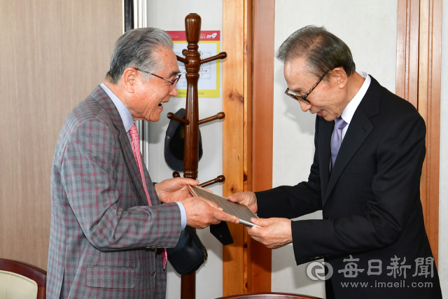 경제인 오찬 간담회를 찾은 이명박 전 대통령에게 이무형 전 포항상공회의소 회장이 감사패를 전달하고 있다. 신동우 기자