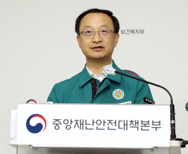 전병왕 중앙재난안전대책본부 제1통제관(보건복지부 보건의료정책실장)이 17일 오전 정부세종청사에서 의사 집단행동 중대본 회의 결과를 설명하고 있다. 연합뉴스