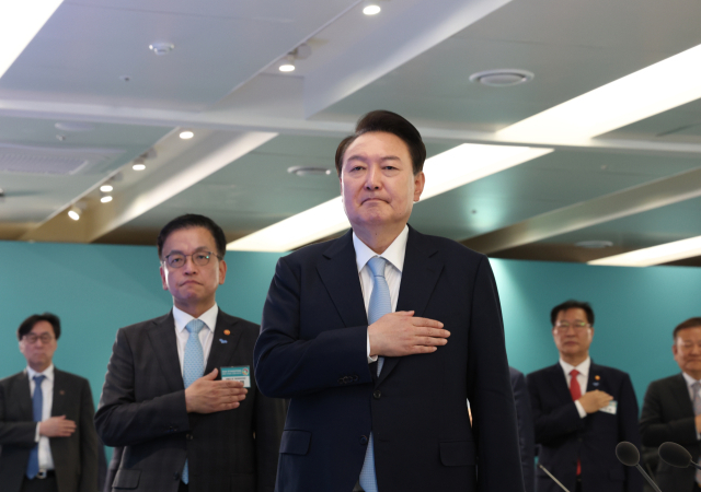 윤석열 대통령이 17일 세종특별자치시 정부세종청사에서 열린 2024년 국가재정전략회의에서 국기에 경례하고 있다. 연합뉴스
