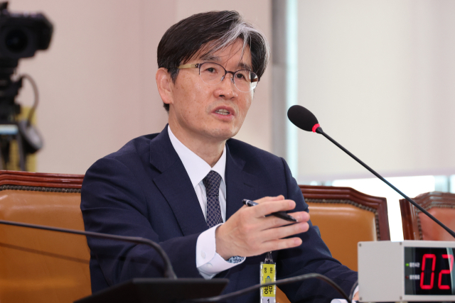 오동운 고위공직자범죄수사처장 후보자가 17일 오전 서울 여의도 국회 법제사법위원회에서 열린 인사청문회에서 위원의 질의에 답하고 있다. 연합뉴스